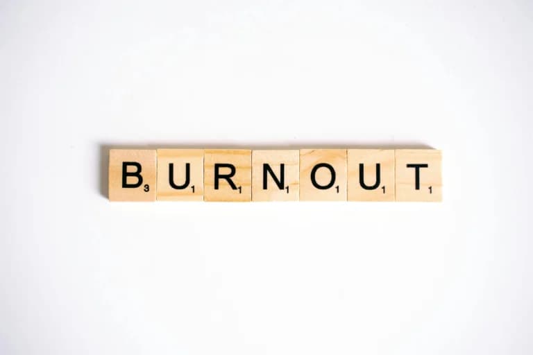 Assédio Organizacional e Burnout: A Presunção de Dispensa Discriminatória (Súmula 443 do TST)