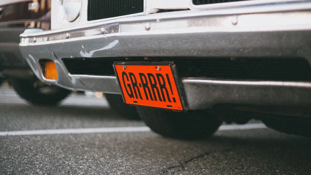 Multa por Placa Ilegível: Valor, Pontos na CNH e de Quem é a Responsabilidade